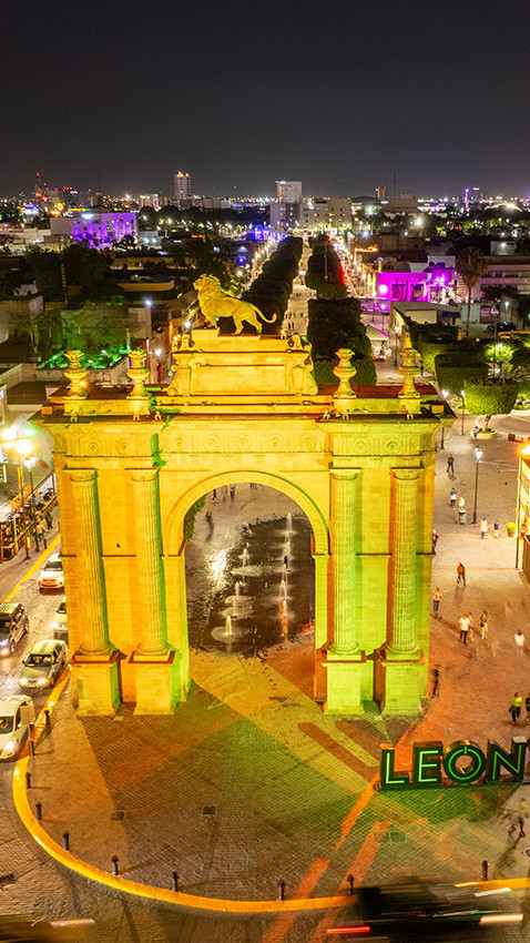 Vista nocturna del Arco de La Calzada de León Guanajuato