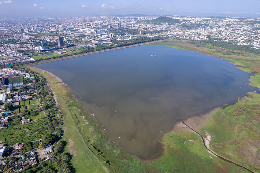 El lago, con su majestuosidad, se presenta como una de las joyas centrales del parque.