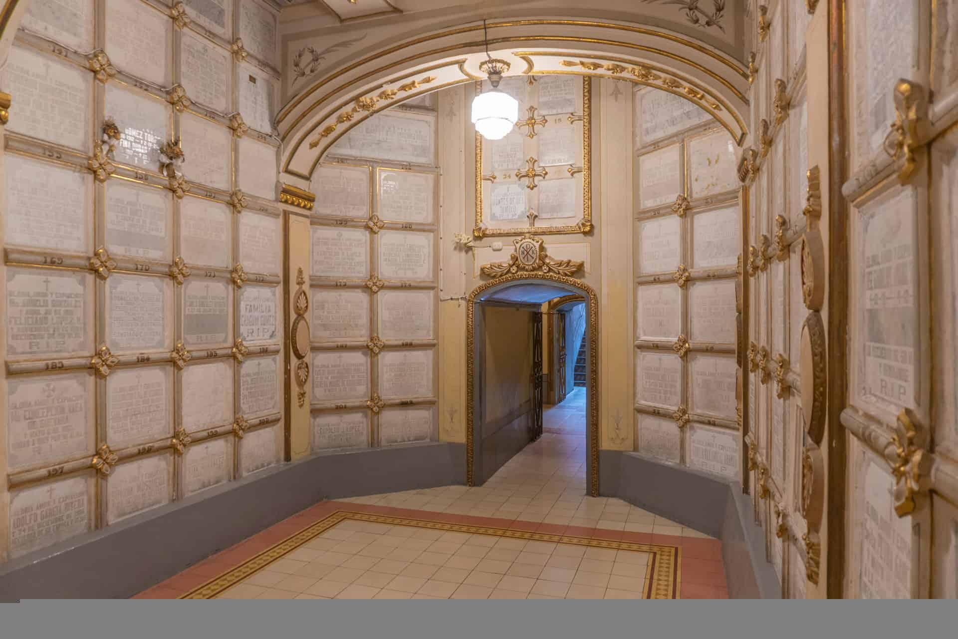 explorando las catacumbas del templo expiatorio en león, guanajuato